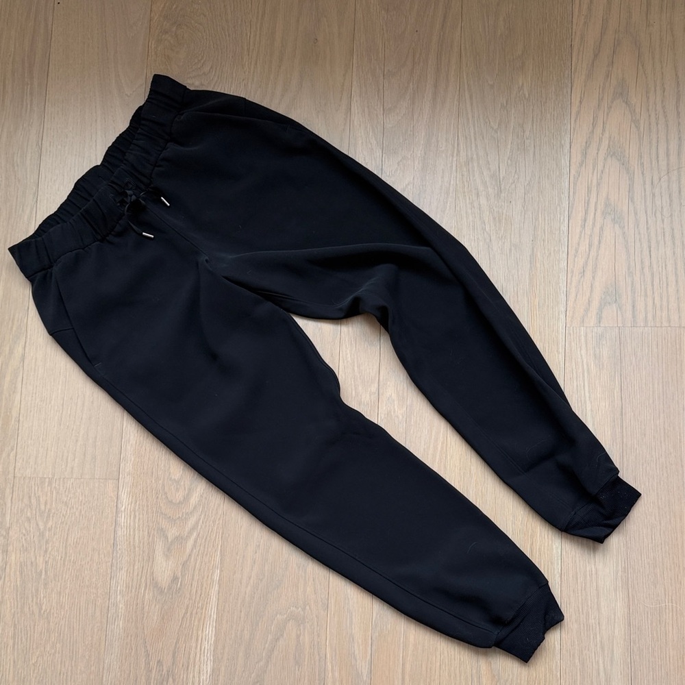 Lululemon joggers excellent condition black size 6 workout pants